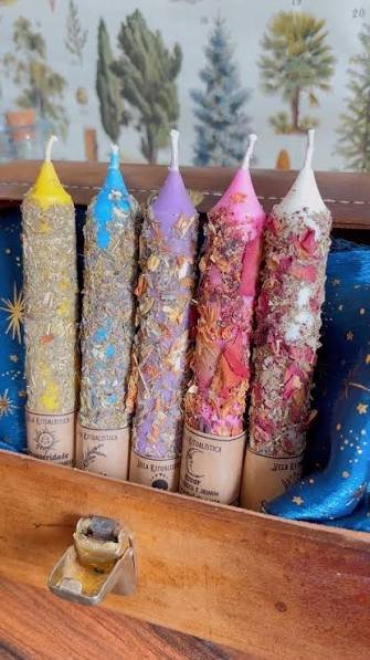 Velas rituales artesanales con hierbas y flores secas